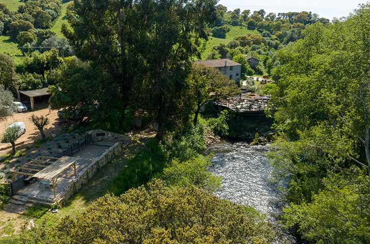 Rivière passant à proximité de l’auberge U Mulinu, auberge en Corse