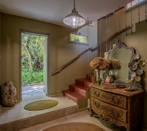 L’escalier menant aux chambres de l’Auberge U Mulinu en Corse