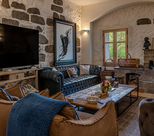 Coin salon de l’Auberge U Mulinu : un cadre authentique