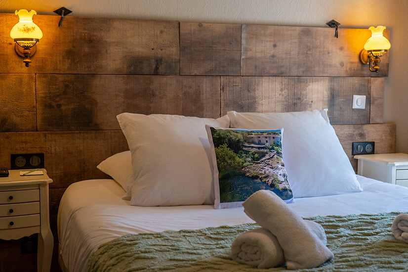 Hébergement en Corse : chambre avec lit deux personnes