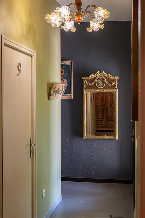 Couloir des chambres de l’Auberge U Mulinu en Corse-du-Sud