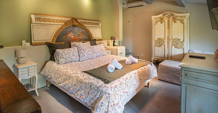 Chambre avec lit double de l’Auberge U Mulinu en Corse à Casalabriva