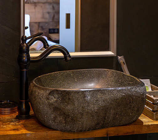 Lavabo de la salle de bain Chambres de l’Auberge U Mulinu à Casalabriva, hébergement en Corse