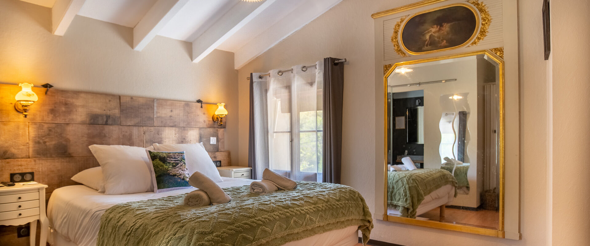 Chambre avec lit double de l’Auberge U Mulinu à Casalabriva, auberge en Corse