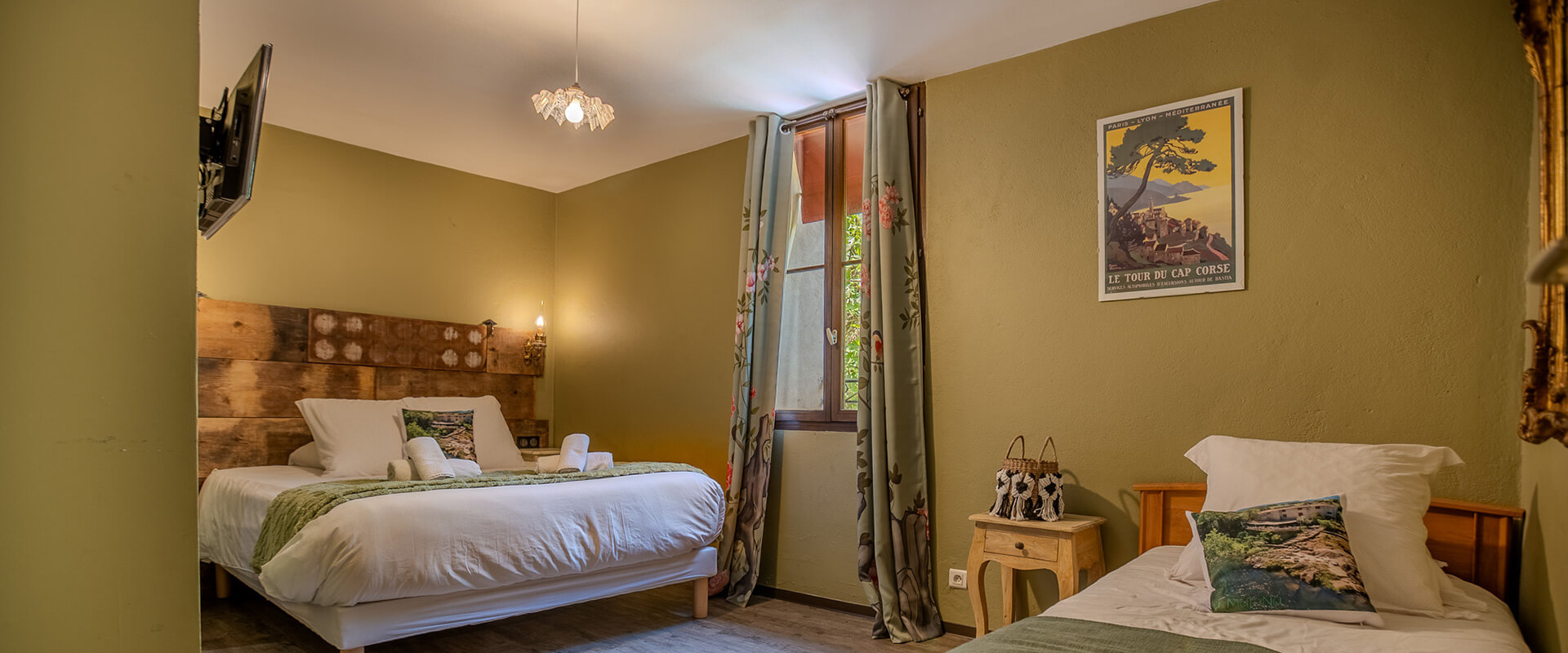 Vue générale de la chambre triple avec lit double et i 1 personne de l’Auberge U Mulinu, auberge en Corse