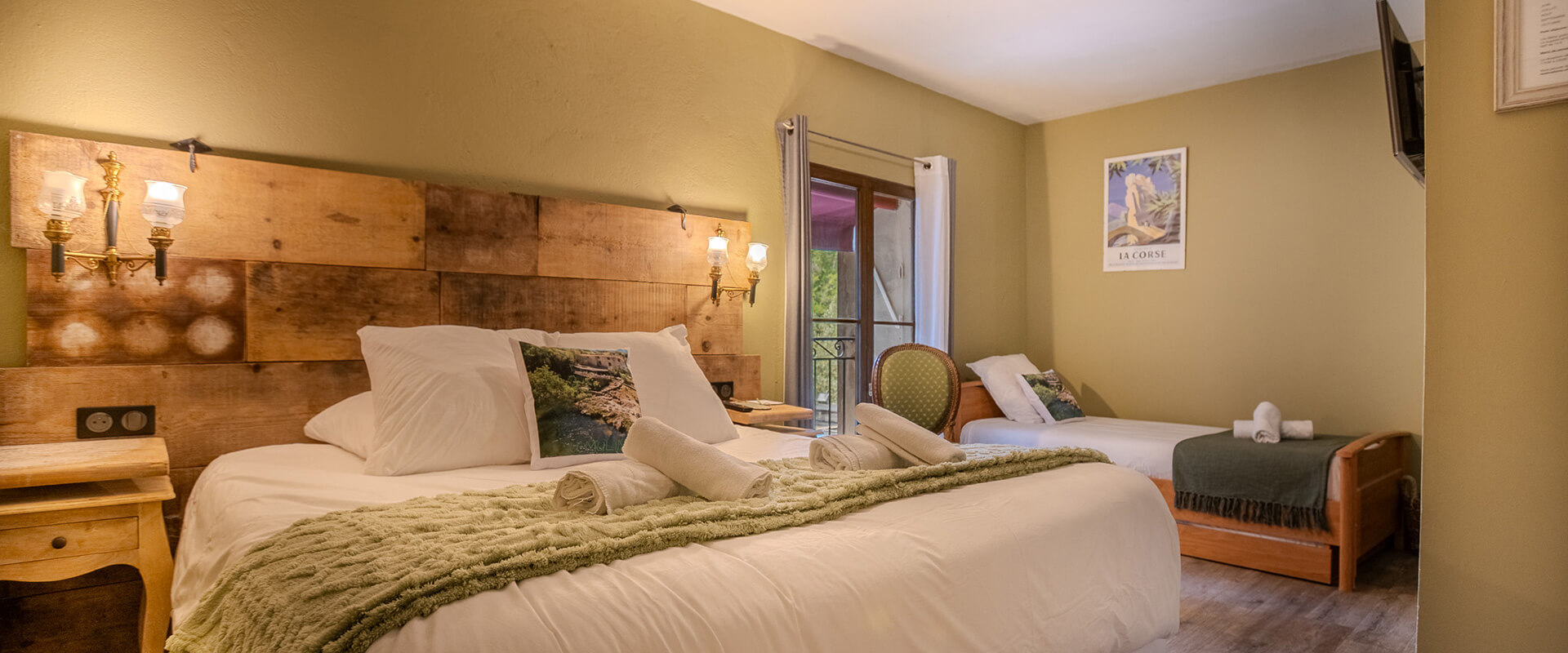 Chambre triple avec lit double et i 1 personne de l’Auberge U Mulinu à Casalabriva, auberge en Corse