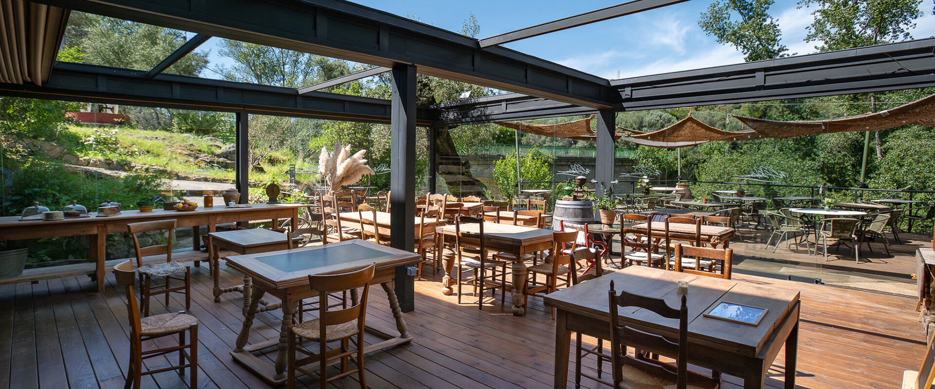 Terrasse à l’ombre du restaurant de L’Auberge U Mulinu à Casalabriva, auberge en Corse
