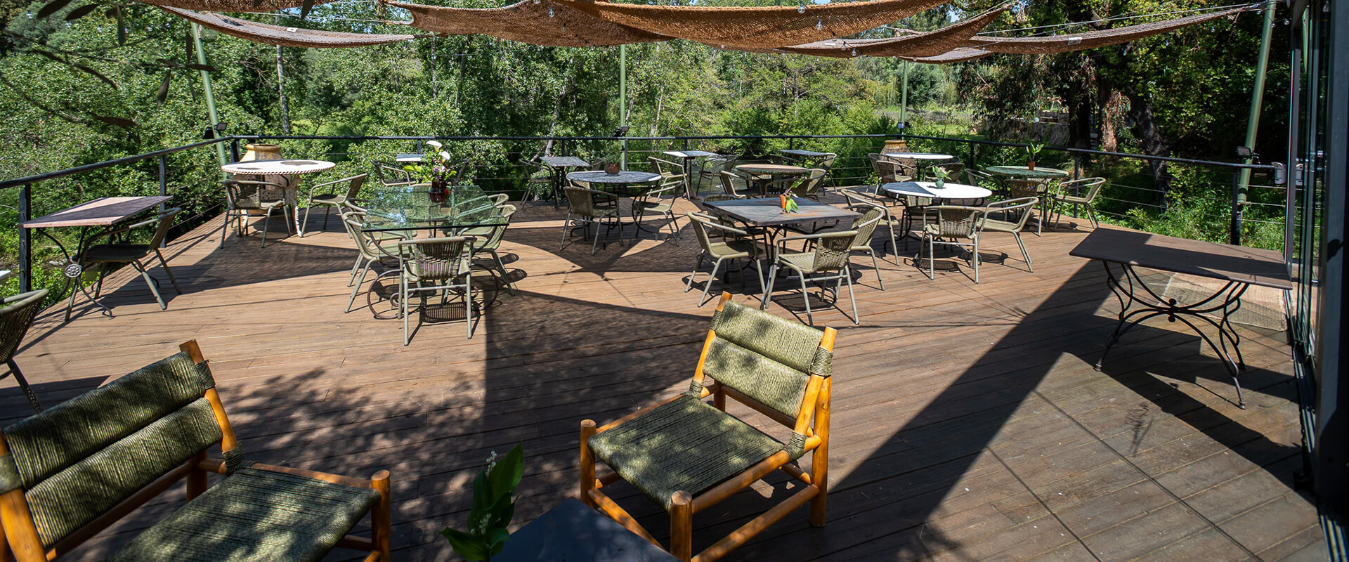 Coin salon de la terrasse du restaurant de l’Auberge U Mulinu à Casalabriva, auberge en Corse