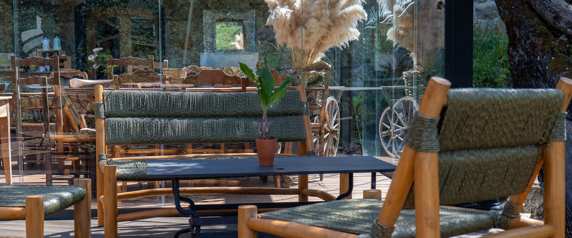 Fauteuils du coin salon de la terrasse du restaurant de l’Auberge U Mulinu à Casalabriva, auberge en Corse