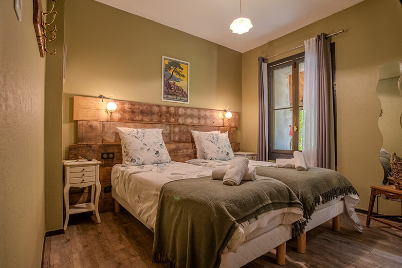 Chambre Double de l’Auberge U Mulinu avec 2 lits une place, hébergement en Corse-du-Sud, idéal pour une parenthèse à deux