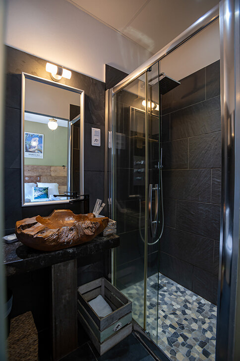 Salle de bain avec douche de la chambre Double de l’Auberge U Mulinu, hébergement en Corse-du-Sud