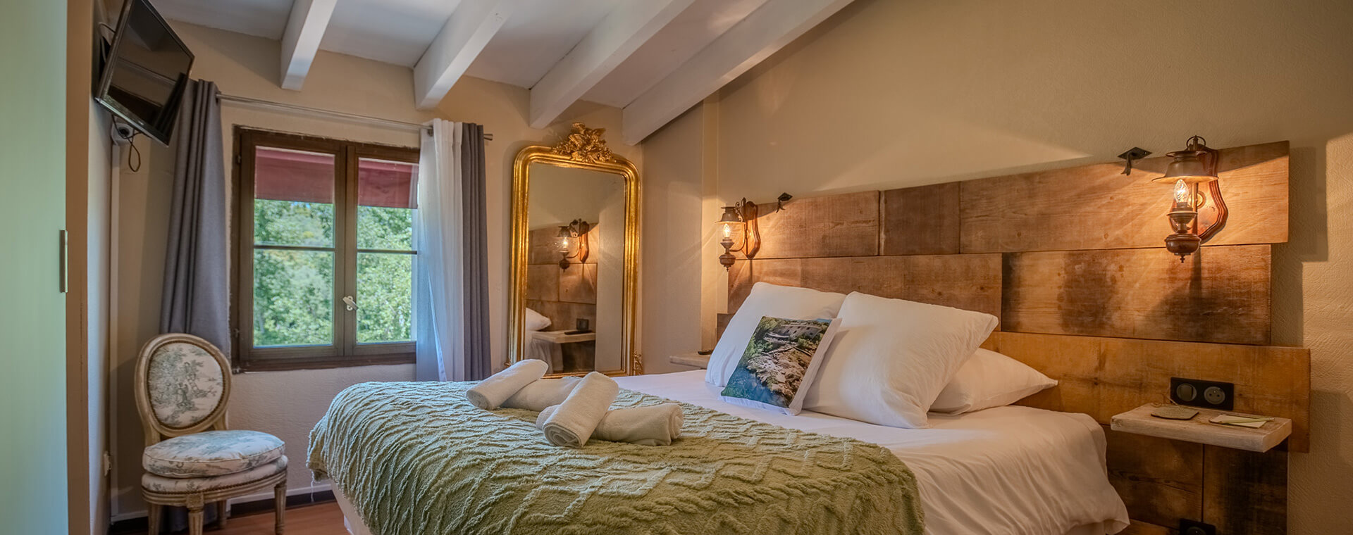 Chambre Double de l’Auberge U Mulinu, hébergement en Corse-du-Sud : confort & vue nature