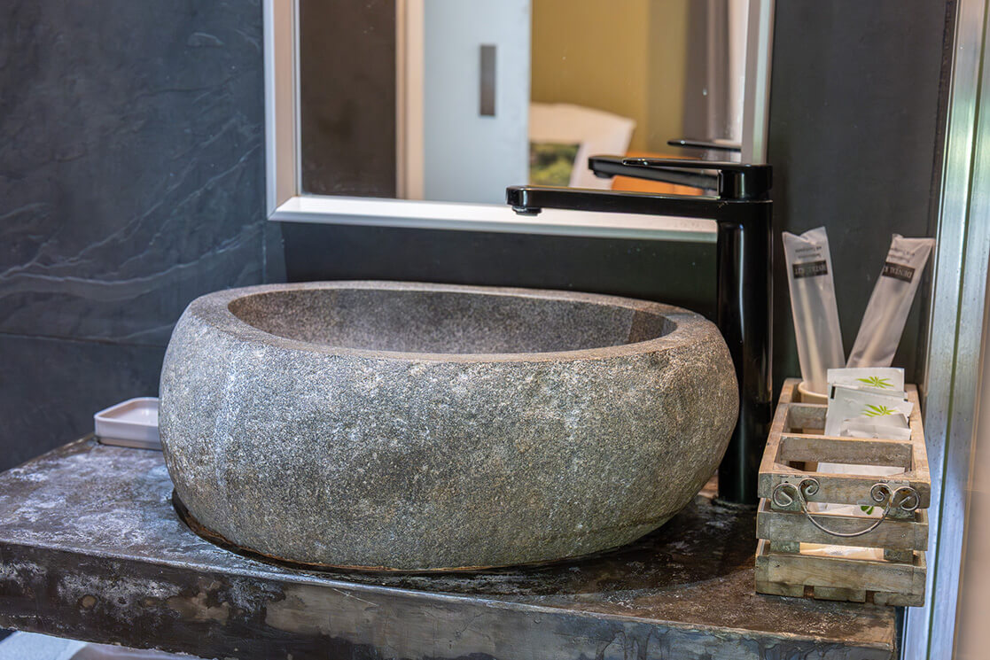 Lavabo de la salle de bain de la chambre Double de l’Auberge U Mulinu, hébergement en Corse-du-Sud