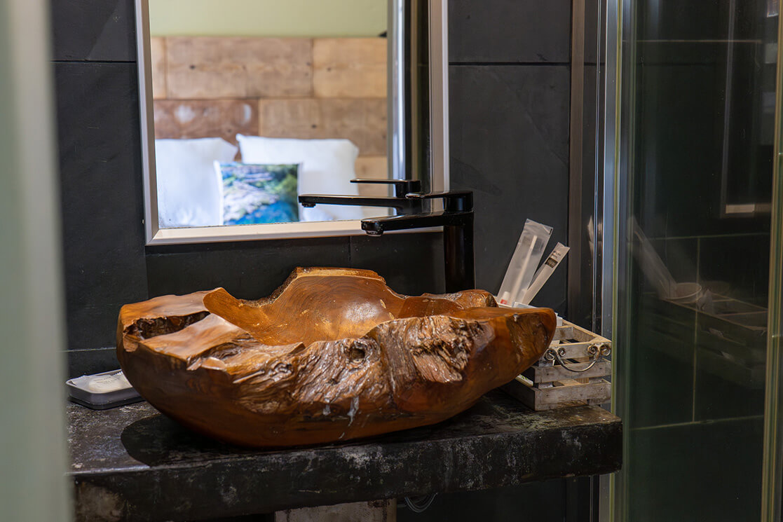 Lavabo de la salle de bain de la chambre Double de l’Auberge U Mulinu, hébergement en Corse