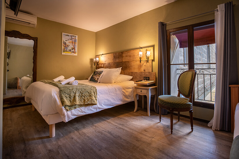 Chambre Triple avec lit deux personnes, votre hébergement en Corse-du-Sud à l’auberge U Mulinu