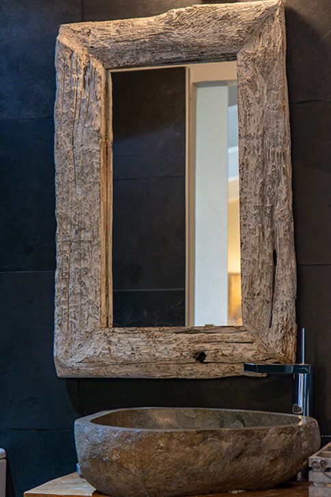 Lavabo de la salle de bain de la chambre triple de l’auberge U Mulinu