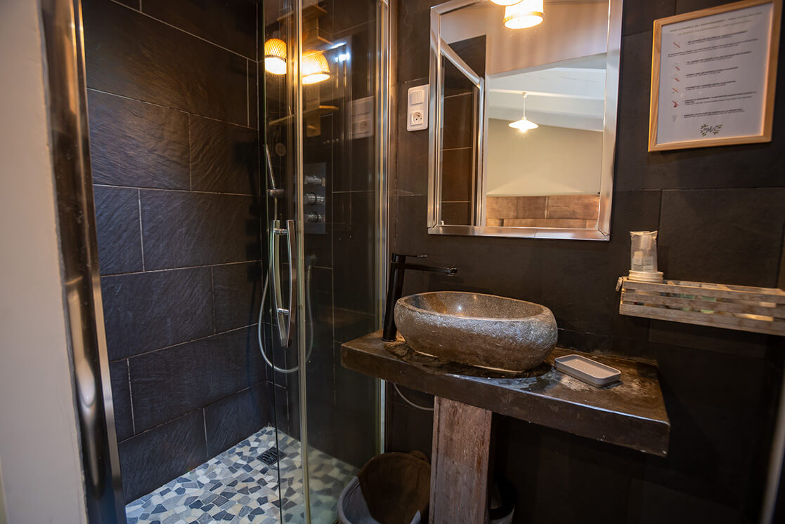 Douche et lavabo, de la alle de bain de la chambre triple, votre hébergement en Corse-du-Sud à l’auberge U Mulinu
