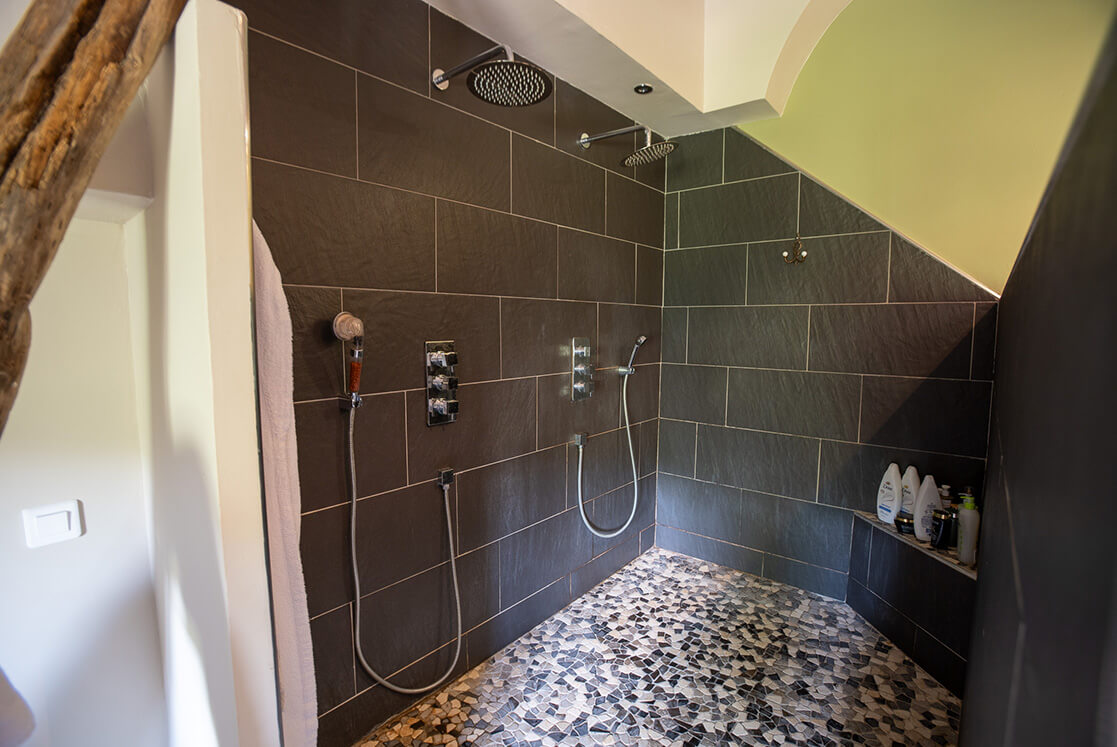 Salle de bain avec douche de la chambre triple avec lit deux personnes, votre hébergement en Corse-du-Sud à l’auberge U Mulinu