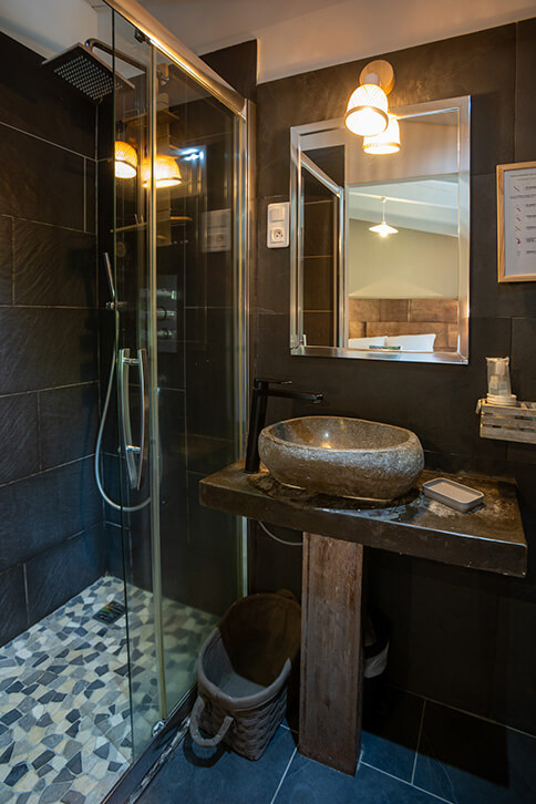 Douche des chambres de l’Auberge U Mulinu à Casalabriva, auberge en Corse