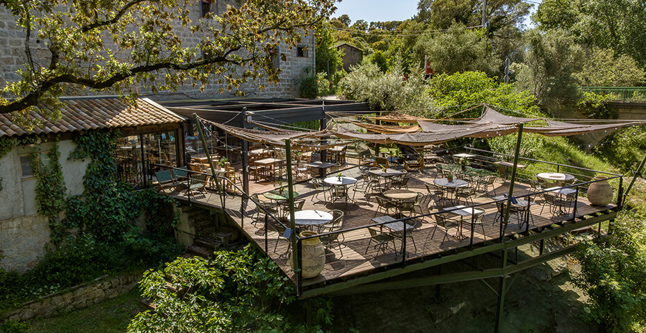Vue de la terrasse du restaurant en Corse de l’Auberge U Mulinu à Casalabriva