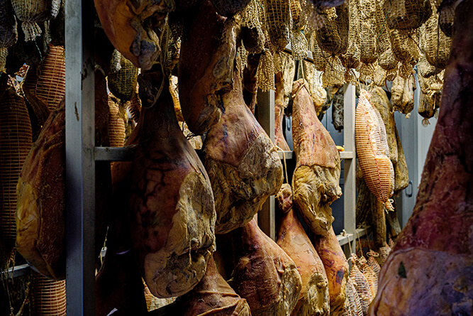 Jambons corses proposés au restaurant en Corse de l’Auberge U Mulinu à Casalabriva